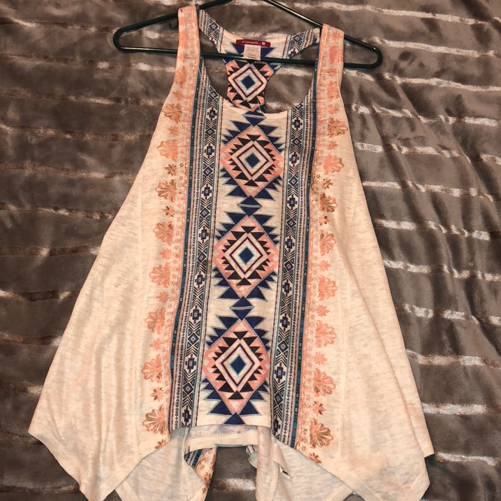 Tank with pattern detailing